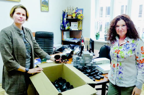 Dana Arnold übergibt die Hörgeräte vor Ort an die UTOG.