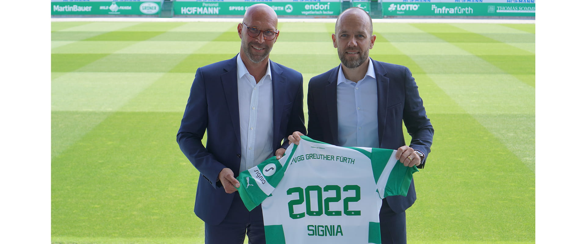 Im Bild v.l.n.r.: Christian Honsig, Geschäftsführer Signia Duetschland, Holger Schwiewagner, Geschäftsführer SpVgg Greuther Fürth.