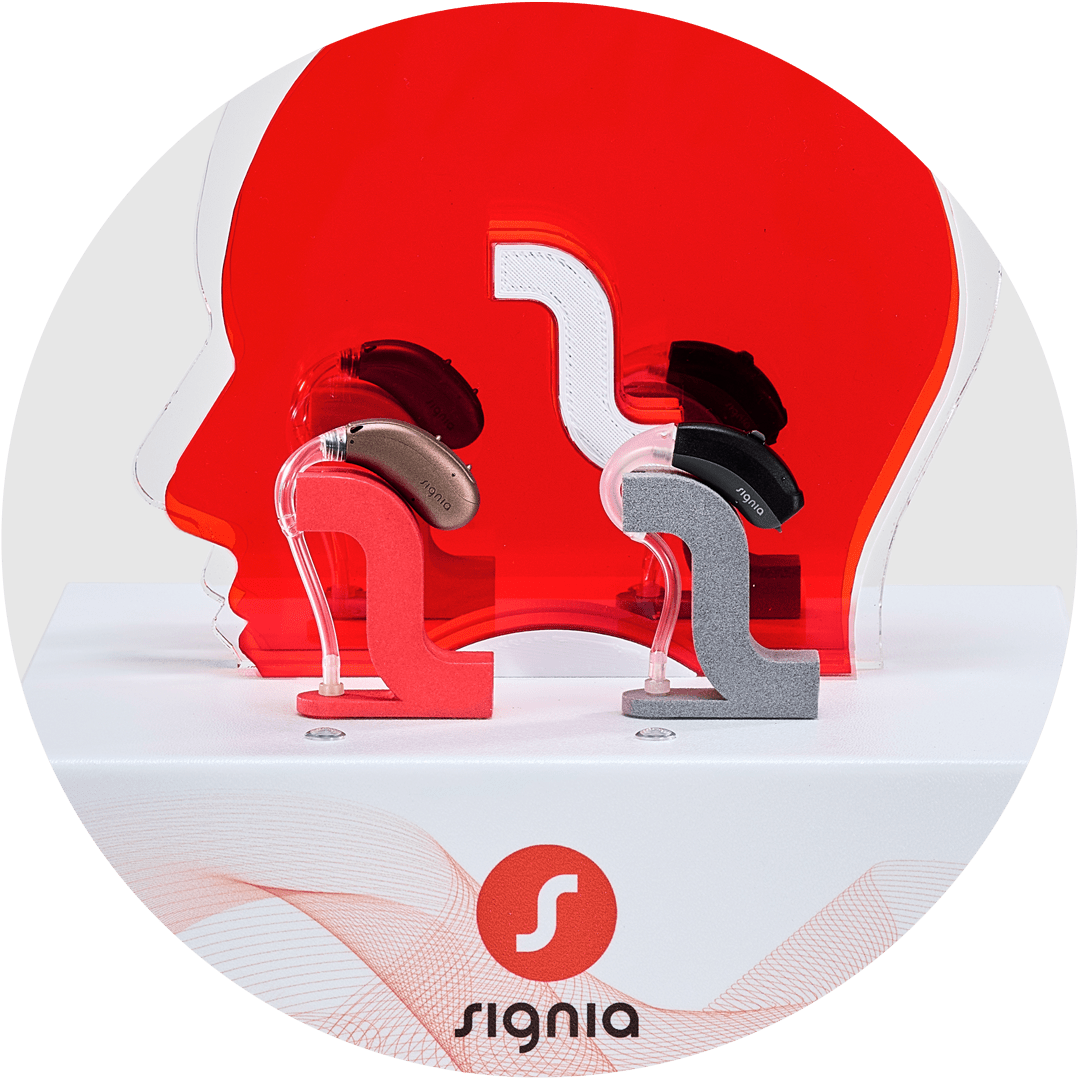 Gros plan sur le Hearlive vendu par Signia avec deux aides auditives en comparaison