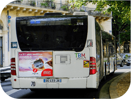 Exemple de une publicité Signia en arrière de bus