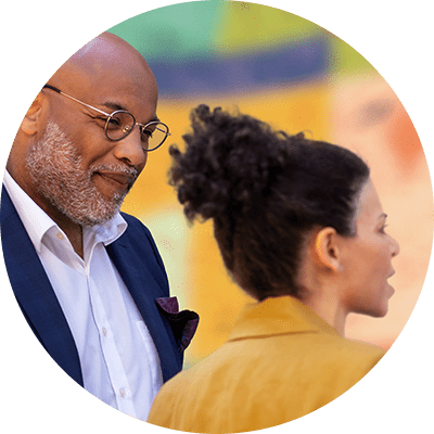 signia-ix_artist-explaining-mural_circle_400x400