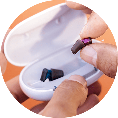 signia-ix_silk-chgo_hearing-aids-out-of-charger_circle_400x400