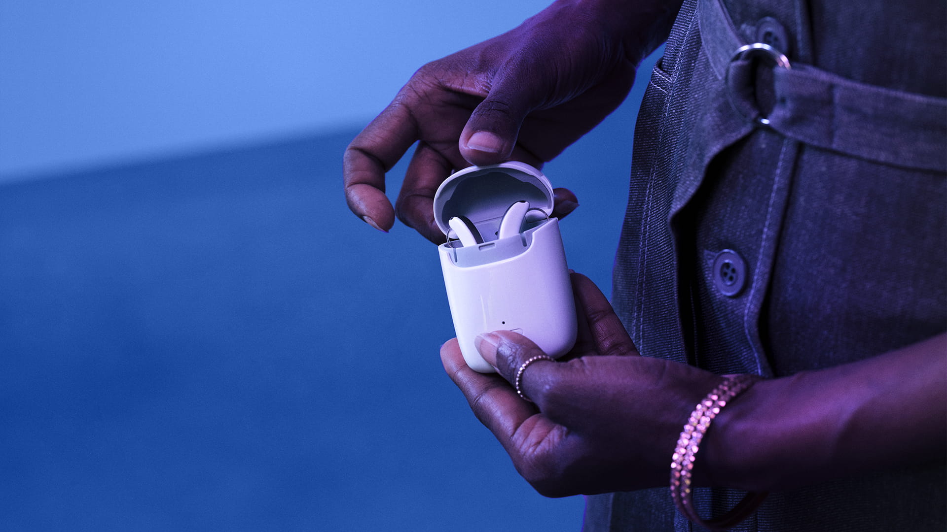 Styletto AX rechargeable hearing aids in award-winning SLIM-RIC design